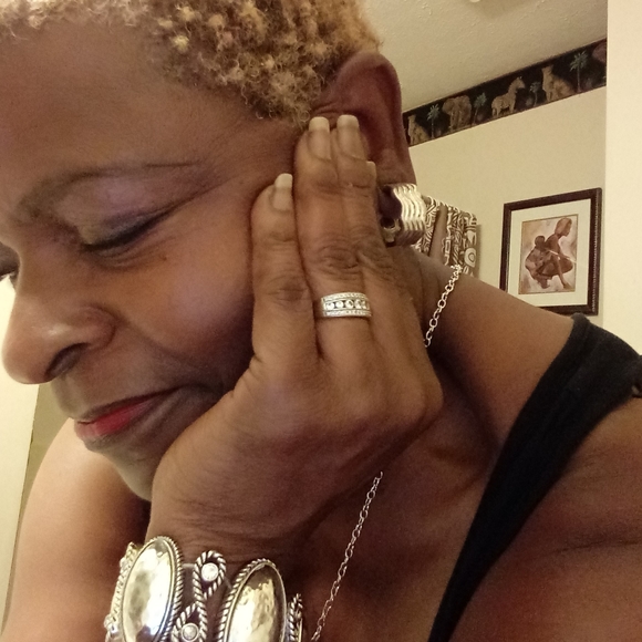 Profile Picture of Shirley Kelley (@shirleykelle633) on Poshmark