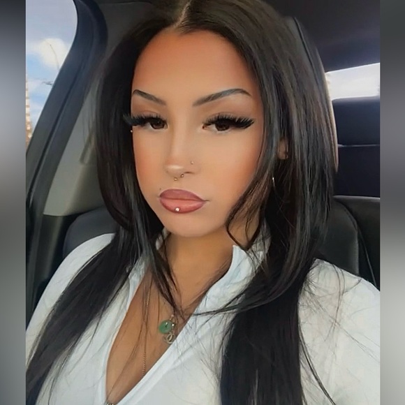 Profile Picture of Ivana Navas (@ivvales) on Poshmark