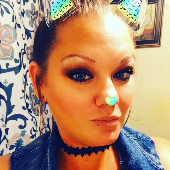Profile Picture of Chanelle Trackey (@hellonheels1885) on Poshmark