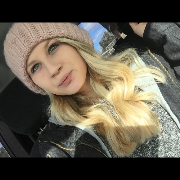 Profile Picture of Amber Huffman (@amberhuffman77) on Poshmark