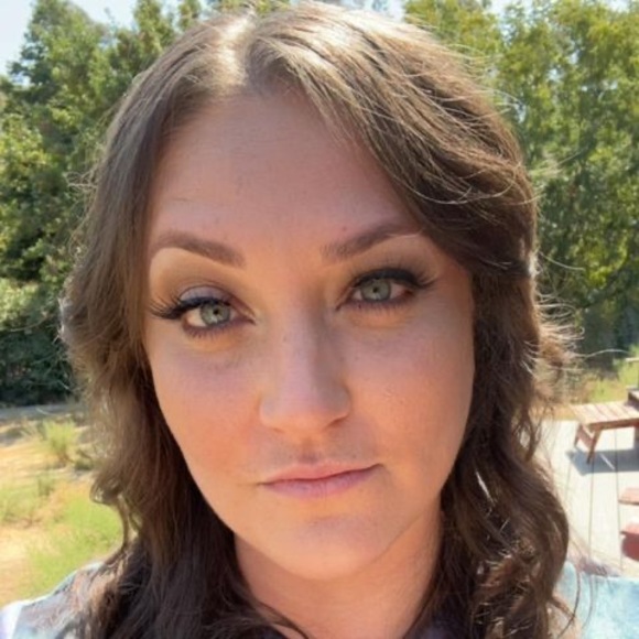 Profile Picture of Amanda Lara-carney (@panduhhmonium) on Poshmark