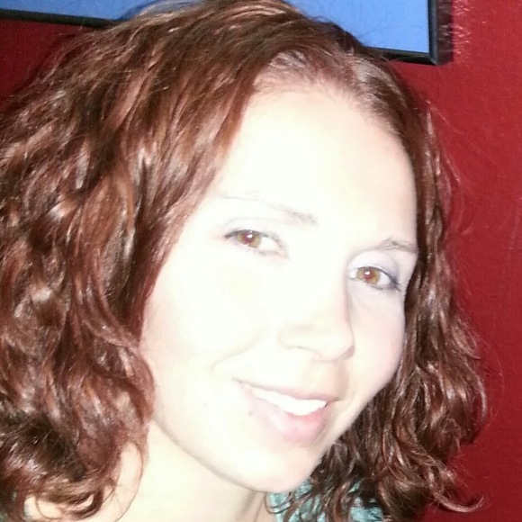 Profile Picture of Carly Lilley (@carlylilley) on Poshmark