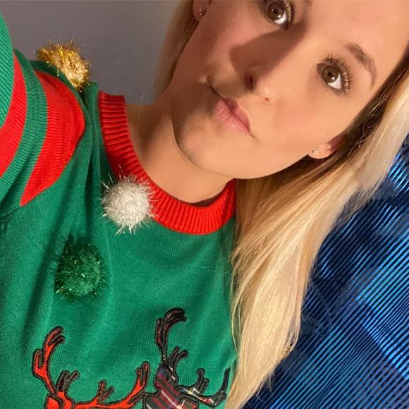 Profile Picture of Ashley Schearer (@kaydence325) on Poshmark