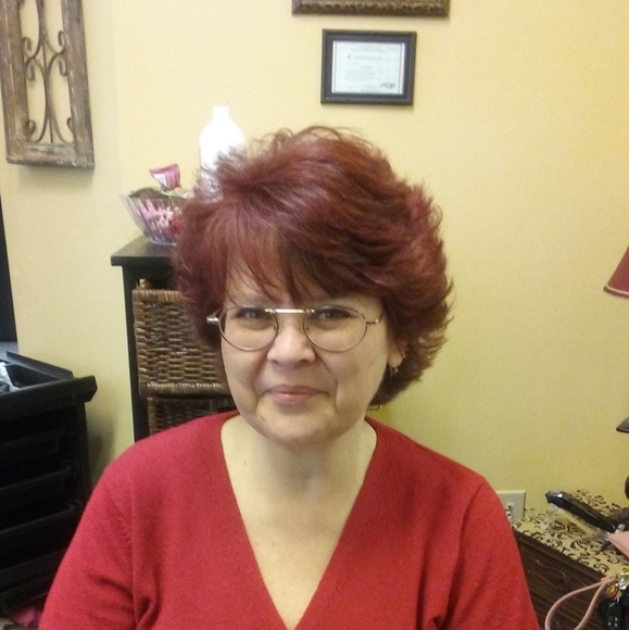 Profile Picture of Lisa Hull (@saphire9565) on Poshmark