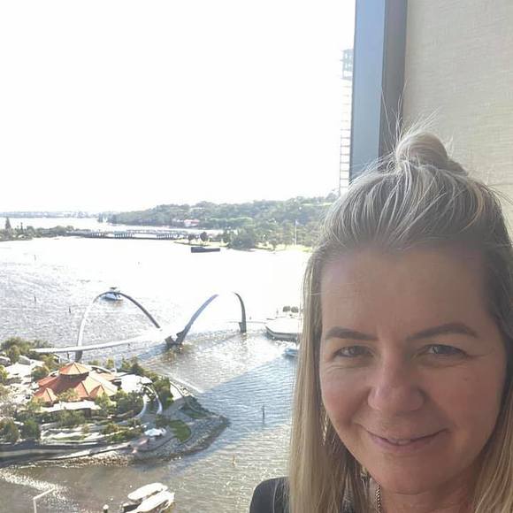 Profile Picture of Julie Piscioneri (@juliepiscioneri) on Poshmark