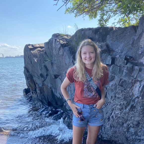 Profile Picture of Amanda Hohlfelder (@amanda_h18) on Poshmark