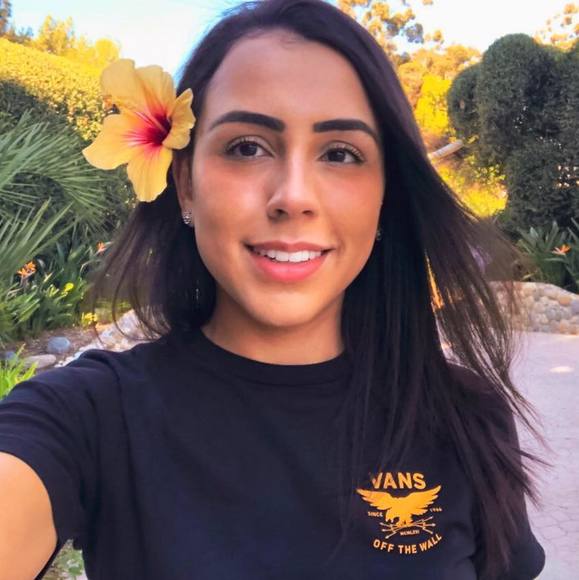 Profile Picture of Larissa Baisi (@larissabaisi) on Poshmark