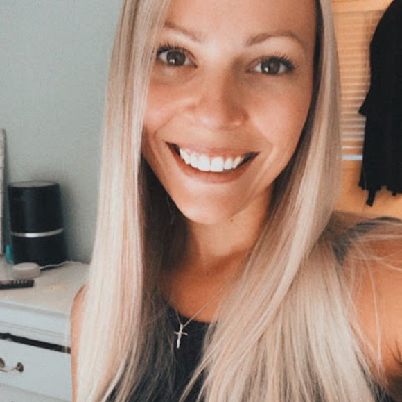 Profile Picture of Aryn Onesko (@arynonesko) on Poshmark