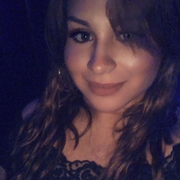 Profile Picture of Nicole Aranibar (@nicolearanibar) on Poshmark