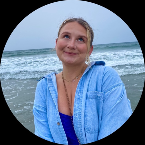Profile Picture of Alexis Kaufman (@alexiskaufman) on Poshmark