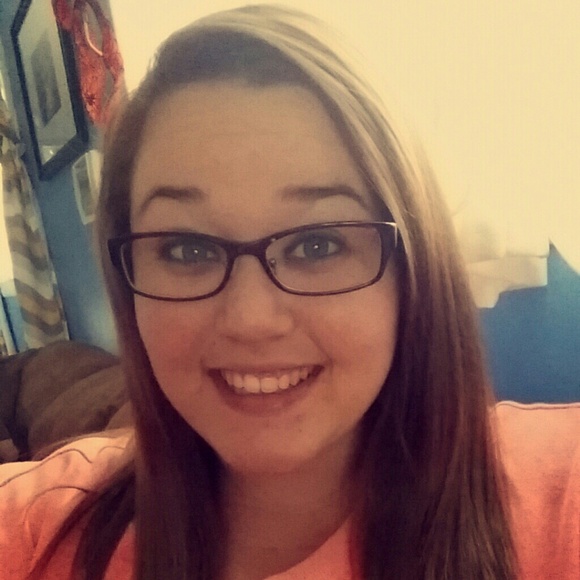 Profile Picture of Keely Smith (@keelysmith16) on Poshmark