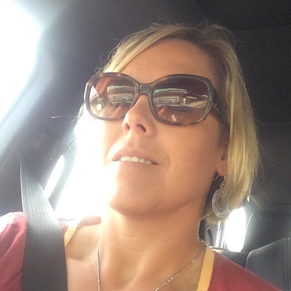 Profile Picture of Leslie Ruby (@rubycows) on Poshmark