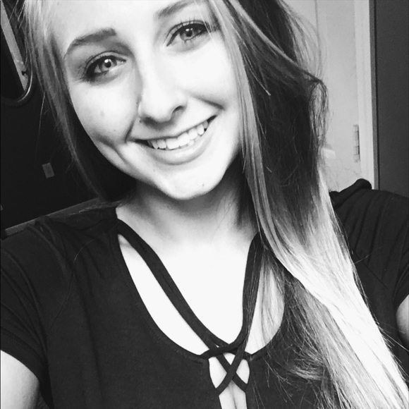 Profile Picture of Olivia Sieren (@olivia_sieren) on Poshmark
