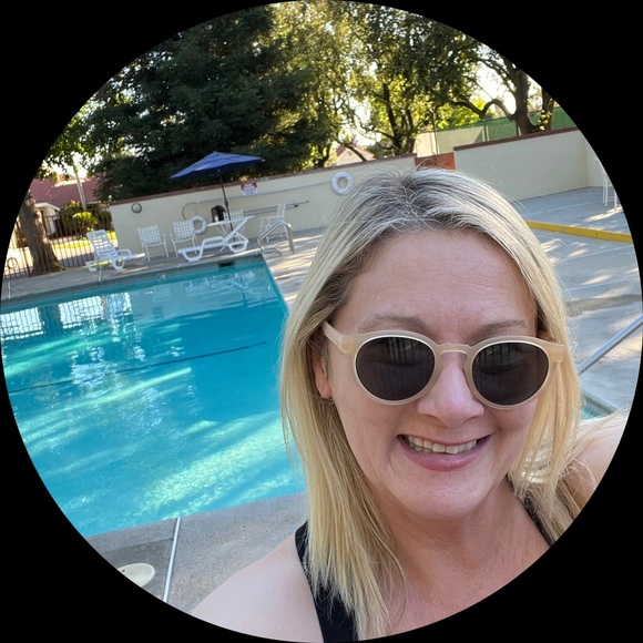 Profile Picture of Lisa Karber (@lisakarber) on Poshmark