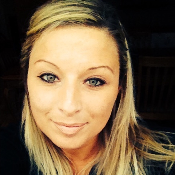 Profile Picture of Nichole Sims (@nsims2425) on Poshmark