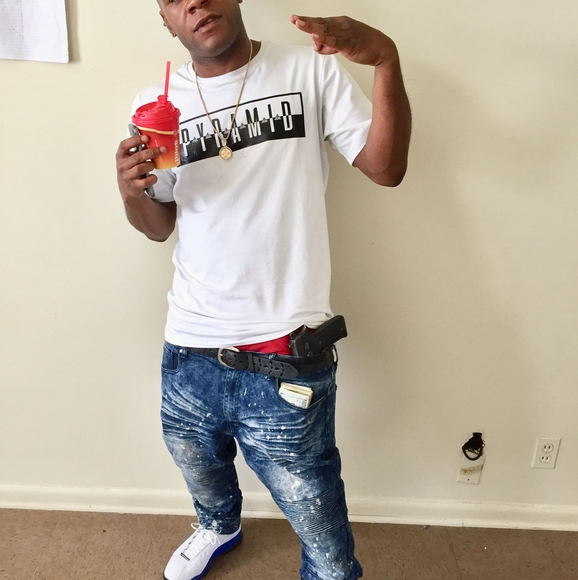 Profile Picture of Dee Murphy (@deefreew) on Poshmark