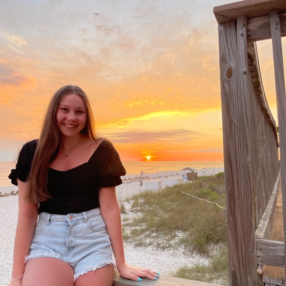 Profile Picture of Meaghan Sholtis (@megsholtis) on Poshmark