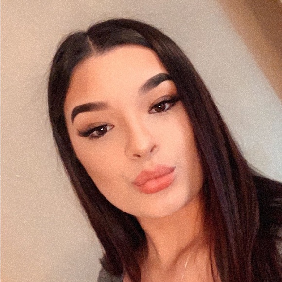 Bella Avellanoza - Poshmark Profile Picture of Bella Avellanoza (@bellaavellanoza) on Poshmark