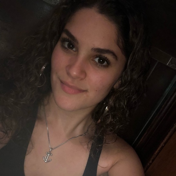 Profile Picture of Karla Perera (@karlaaa0093) on Poshmark