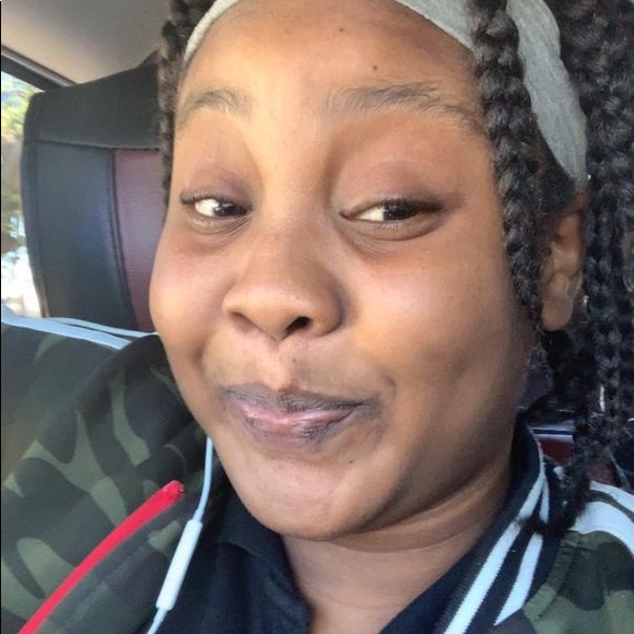 Profile Picture of Emma Leconte (@emma_leconte) on Poshmark