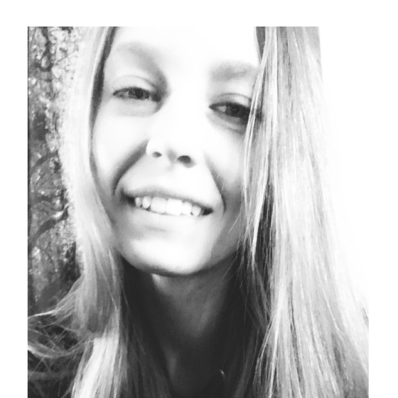 Profile Picture of Danielle Mcgrath (@pinkdanielle) on Poshmark