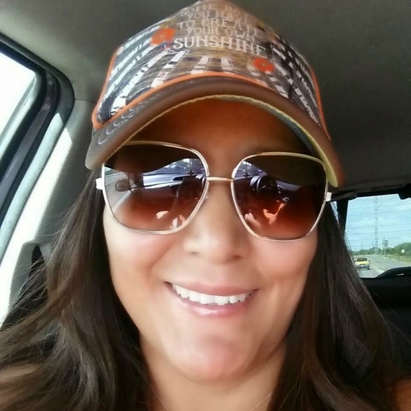 Profile Picture of Blanca Gonzales (@blancagonzal716) on Poshmark