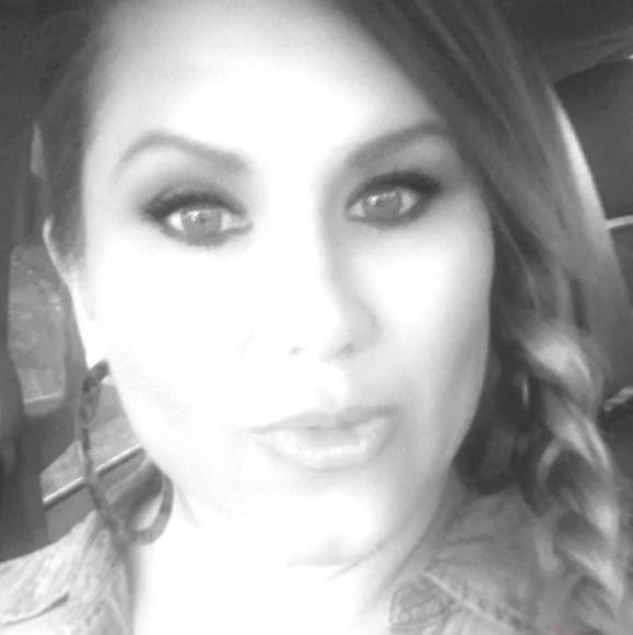Profile Picture of Amanda Hallmark (@amanda_hallmark) on Poshmark