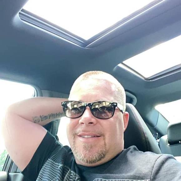 Profile Picture of Bobby Allessio (@bobbyallessio) on Poshmark