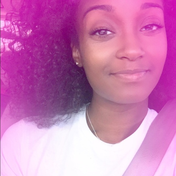 Profile Picture of Tia Wright (@teewright95) on Poshmark