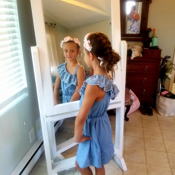 Profile Picture of Michelle Weems (@mtweems) on Poshmark