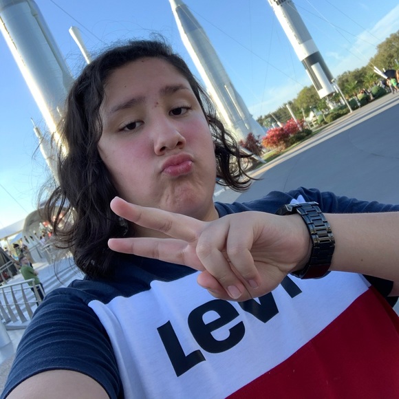 Profile Picture of David Luna (@davidthehypeman) on Poshmark