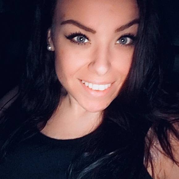Profile Picture of Jessi Gnadt (@jessileestarks) on Poshmark