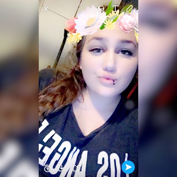 Profile Picture of Alyssa Barron (@llyss113) on Poshmark
