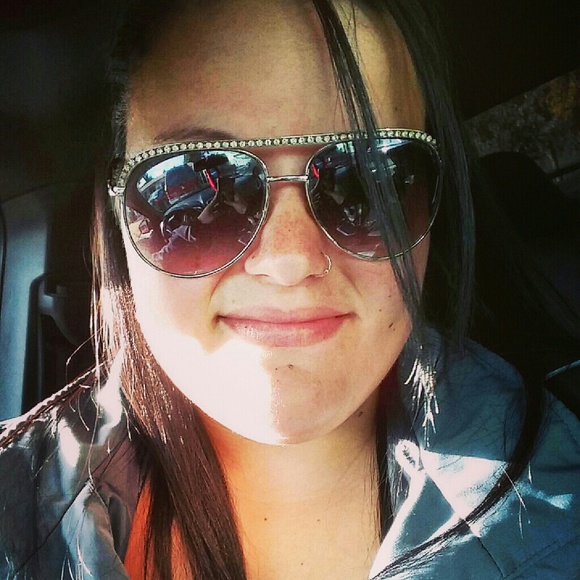 Profile Picture of Nicole Klassert (@nklasserr) on Poshmark