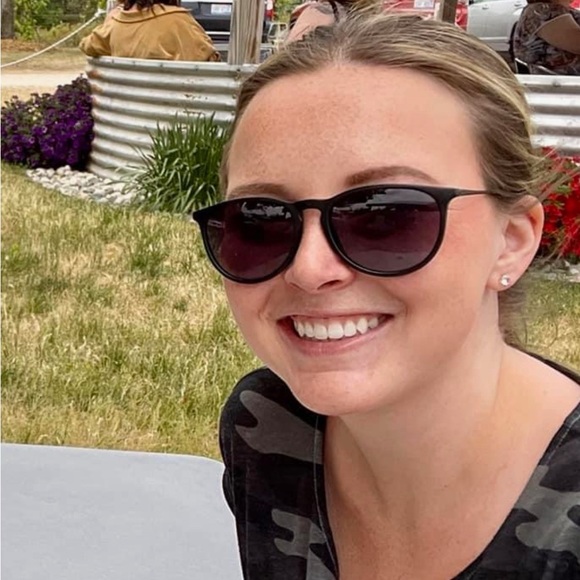 Profile Picture of Courtney Paver (@courtneypaver) on Poshmark