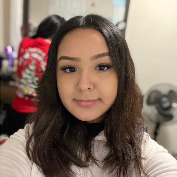 Profile Picture of Guadalupe Barrera (@guadalupebar293) on Poshmark