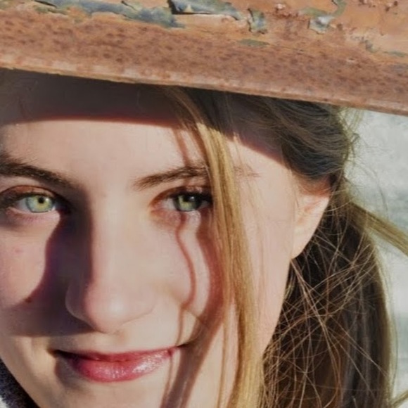 Profile Picture of Sierra Tofte (@thunder74) on Poshmark