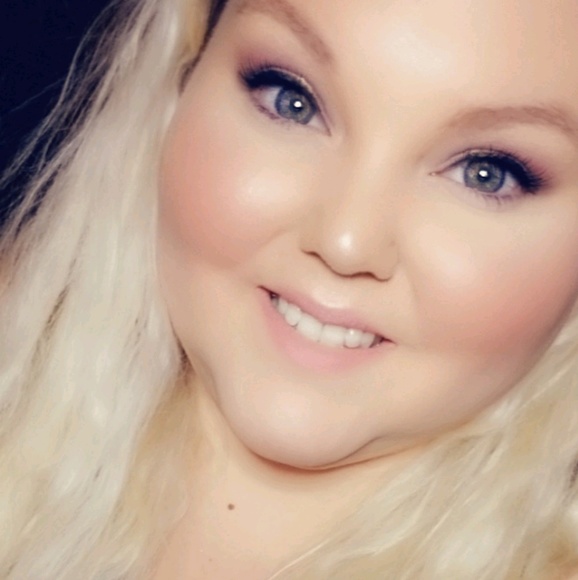 Profile Picture of Caitlin Sinor (@cdsinoks) on Poshmark
