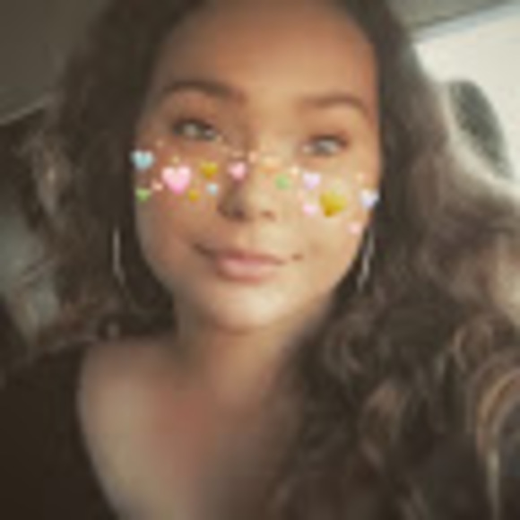 Profile Picture of Skyla Longmore (@skyla_longmore) on Poshmark