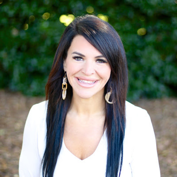 Profile Picture of Hilary Repass (@hilaryrepass) on Poshmark