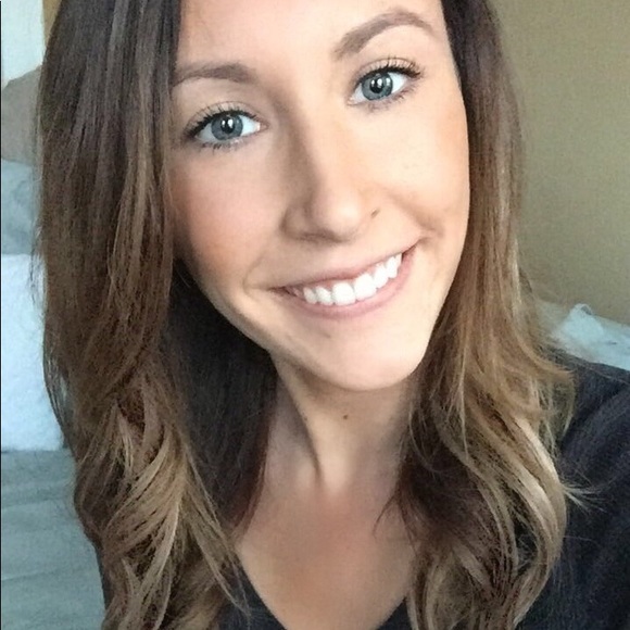 Profile Picture of Kim Leon (@kim__leon) on Poshmark