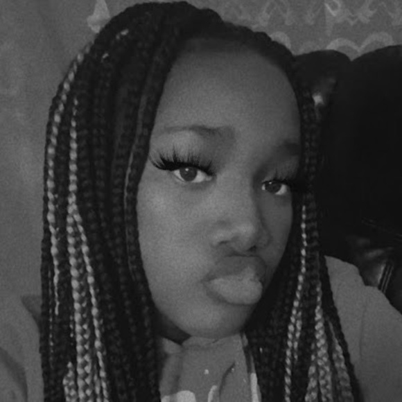 Profile Picture of Julianna Queen (@juliannaqueen) on Poshmark