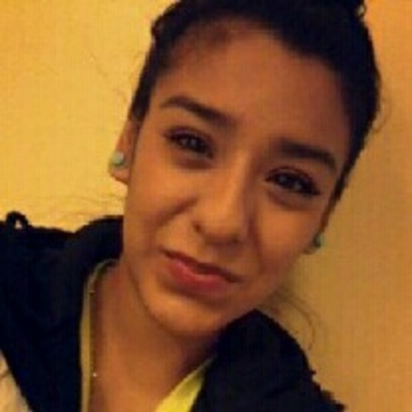 Profile Picture of Carrie Mariano (@marian0_6) on Poshmark