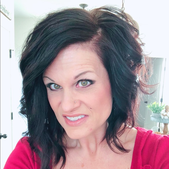 Profile Picture of Crystal Edwards (@crystaledwar877) on Poshmark
