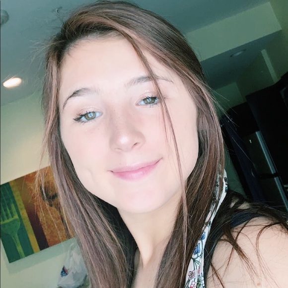 Profile Picture of Damiana Longo (@damiana_longo) on Poshmark