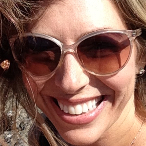 Profile Picture of Lisa Sundahl (@lisasundahl63) on Poshmark