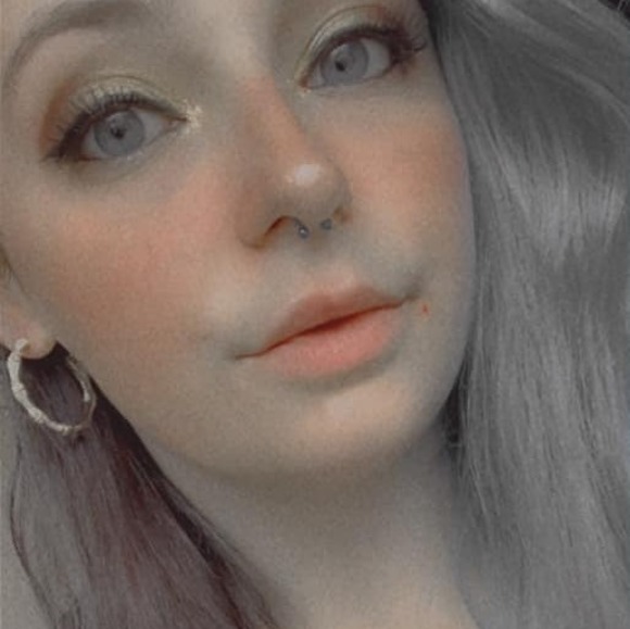 Profile Picture of Ariel Howe (@arielhowe) on Poshmark