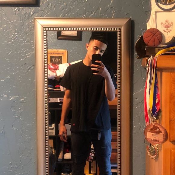 Profile Picture of Kevin Becerra (@kevinbecerra) on Poshmark