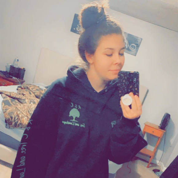 Profile Picture of Heather Spaulding (@lilzeipunk) on Poshmark