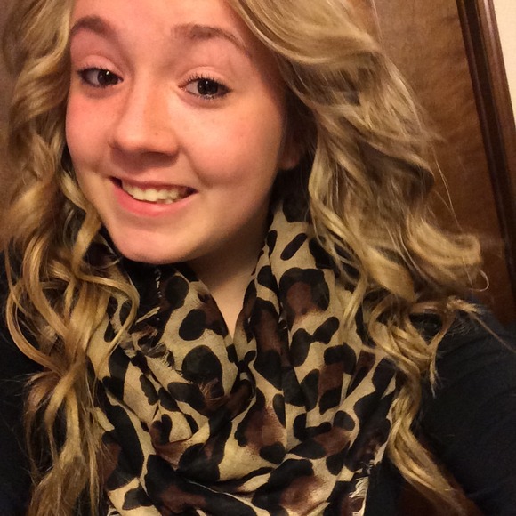 Profile Picture of Hailey Browne (@hailey23browne) on Poshmark